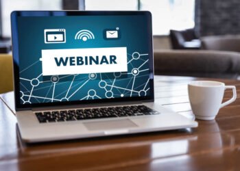 titulo-webinar-em-tela-de-laptop-junto-de-xicara-e