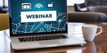titulo-webinar-em-tela-de-laptop-junto-de-xicara-e
