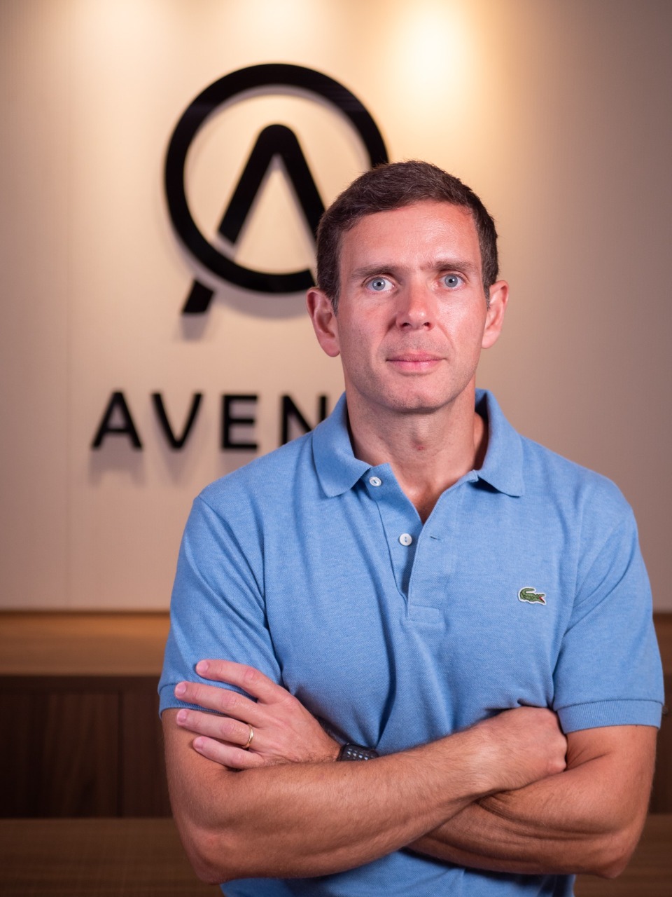 Ativos nacionais caem e captações da Avenue avançam no exterior