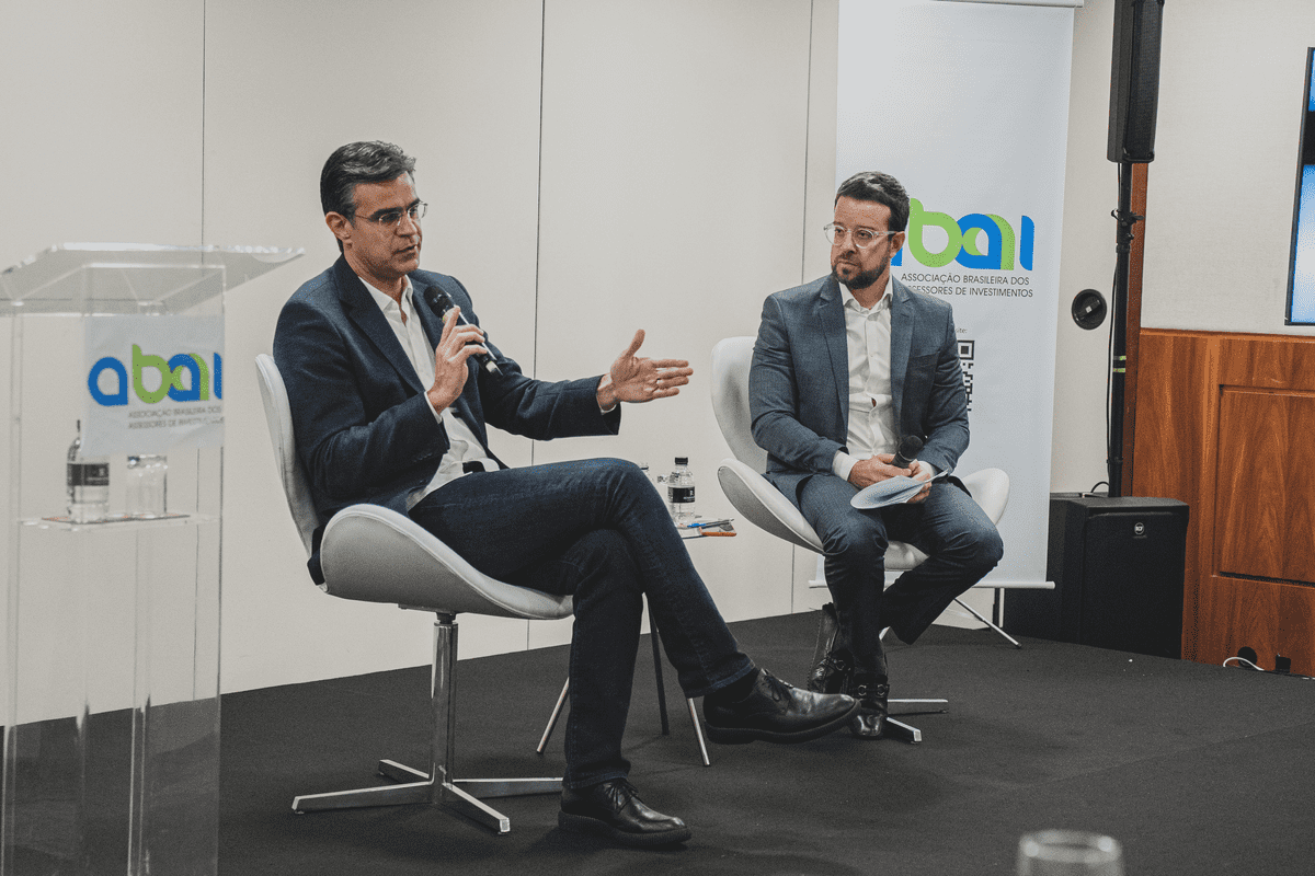 ABAAI reúne mercado e governo de SP para debater políticas e educação financeira