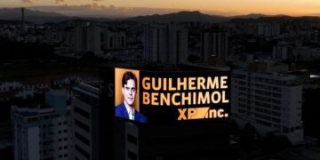 Sunset Summit debate desafios da economia com painel do fundador da XP