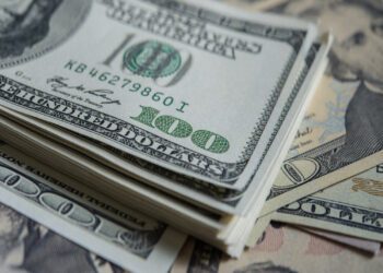 Dólar sobe para R$ 5,15 e fecha no maior valor desde março