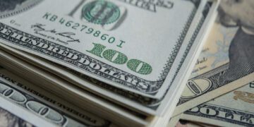 Dólar sobe para R$ 5,15 e fecha no maior valor desde março