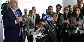 Petrobras é quem decide reajuste de combustível, afirma Lula